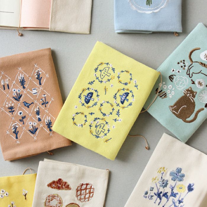 刺繍ﾌﾞｯｸｶﾊﾞｰ 青い花 HONTOWATASHI | 古川紙工公式オンラインショップ