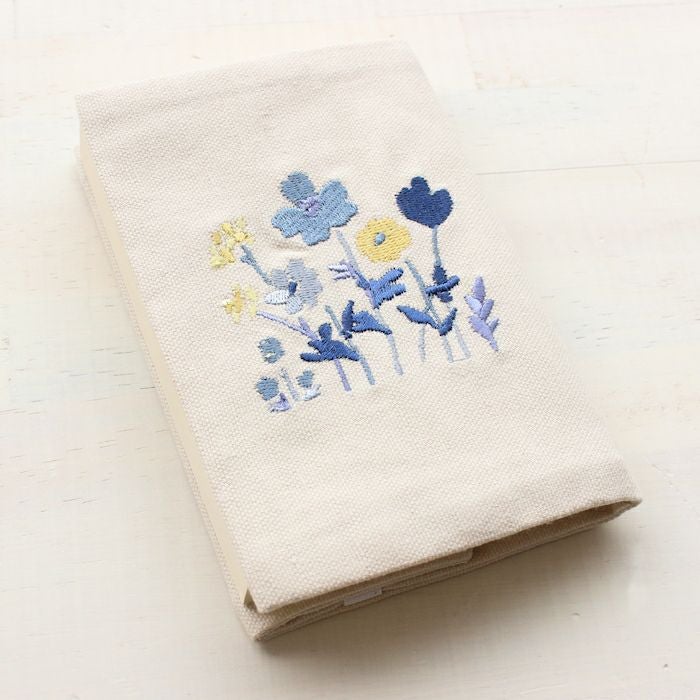少女復古学院のパッチワークの刺繍の文字のカバーカバー 刺繍ﾌﾞｯｸｶﾊﾞｰ 青い花 HONTOWATASHI | 古川紙工公式オンラインショップ